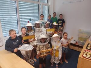 Read more about the article Bienenkunde in der Volksschule Weyregg