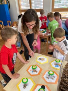 Mehr über den Artikel erfahren JULIA IM KINDERGARTEN WEYREGG